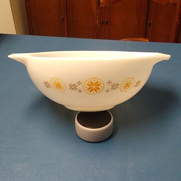 Vintage Pyrex Town & Country 4 Quart White and Gold Pyrex Cinderella Bowl - Picture 1 of 6